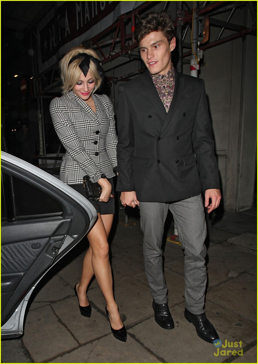 Pixie Lott Valentine's Day Kisses with Oliver Cheshire!