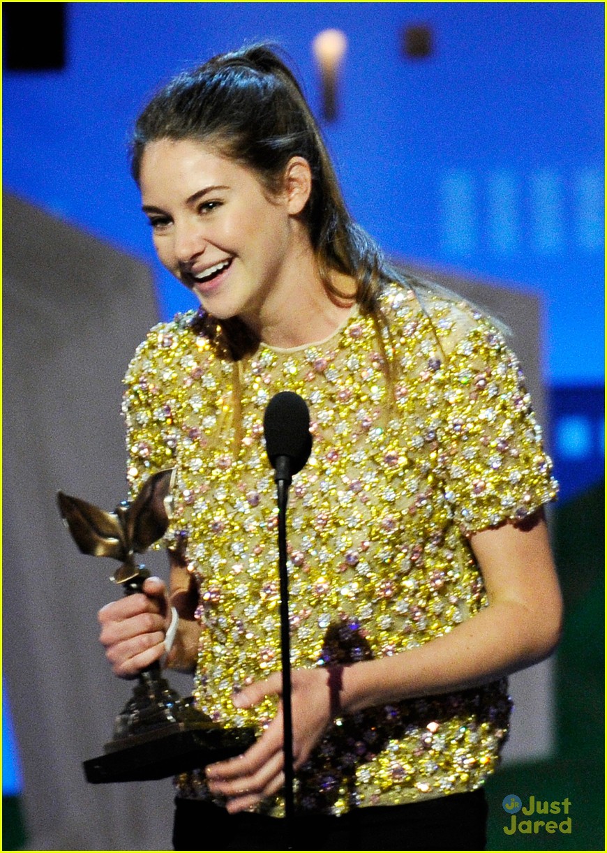 Shailene Woodley WINS at Spirit Awards 2012!