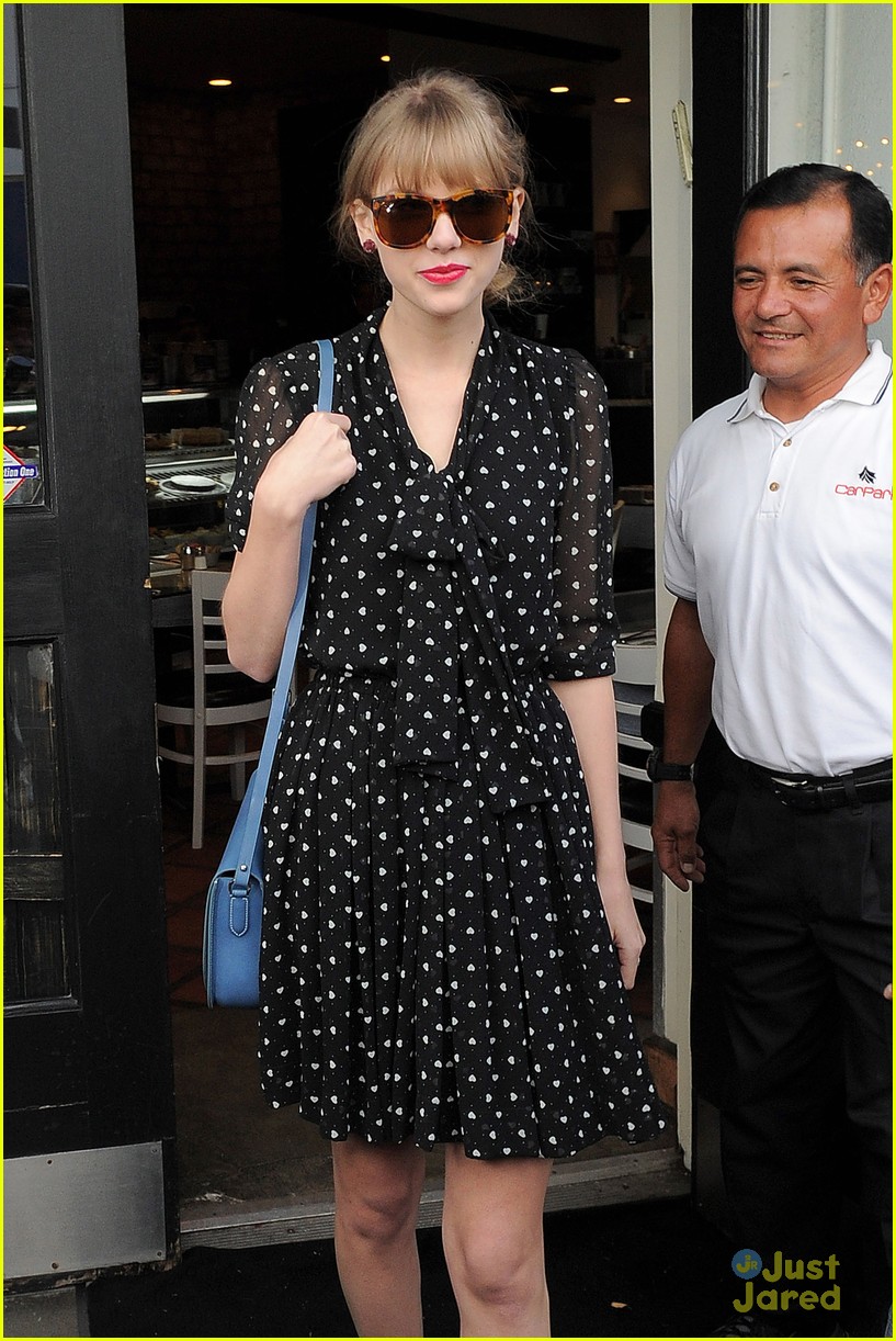 Taylor Swift: 'Dying' To See Footage from The Hunger Games