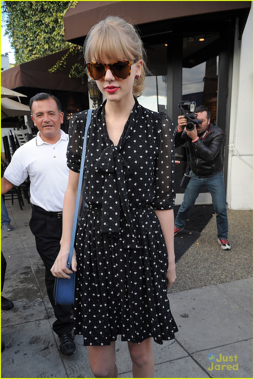 Taylor Swift: 'Dying' To See Footage from The Hunger Games