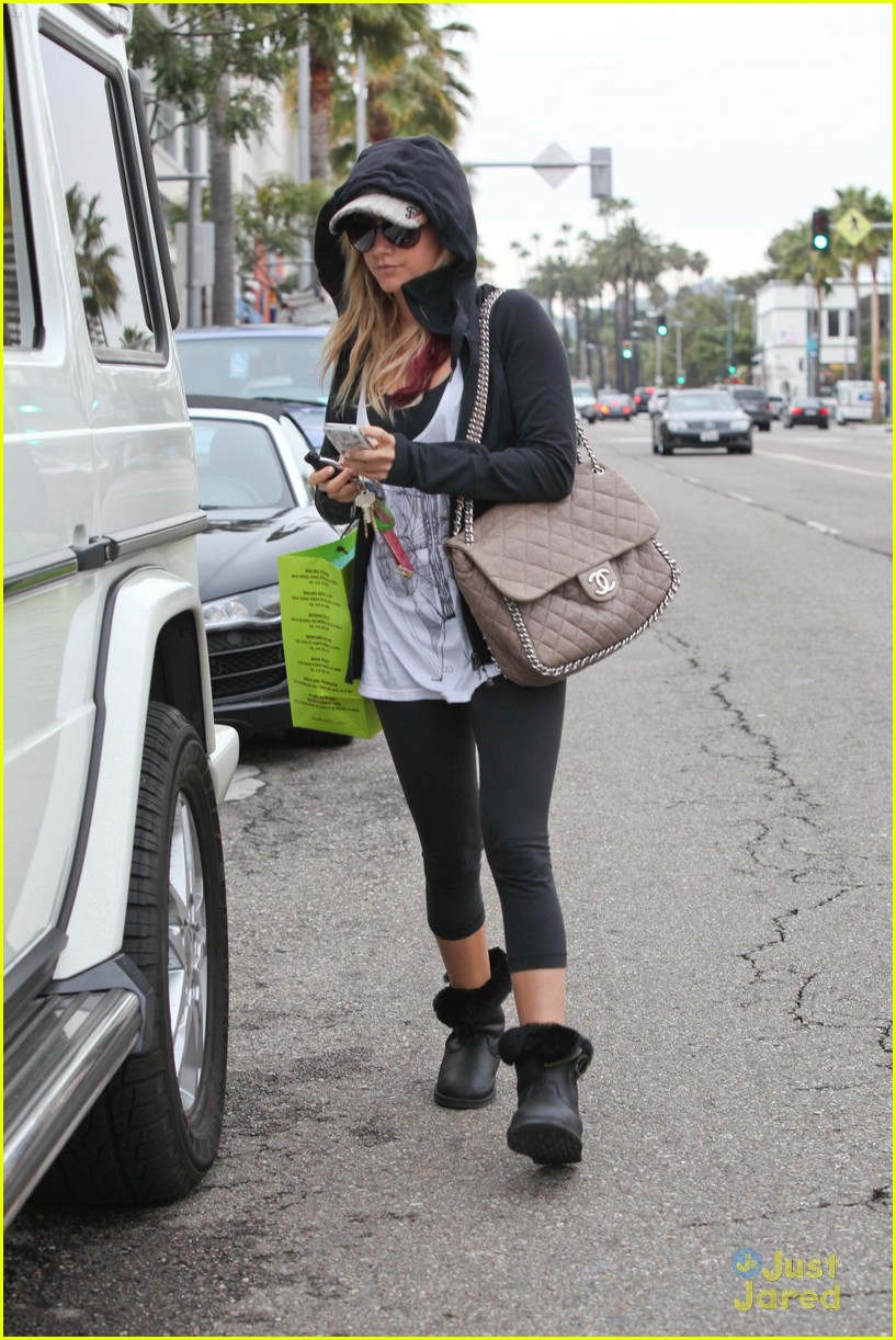 Ashley Tisdale: Coffee Bean with Dad Mike & Mikayla!
