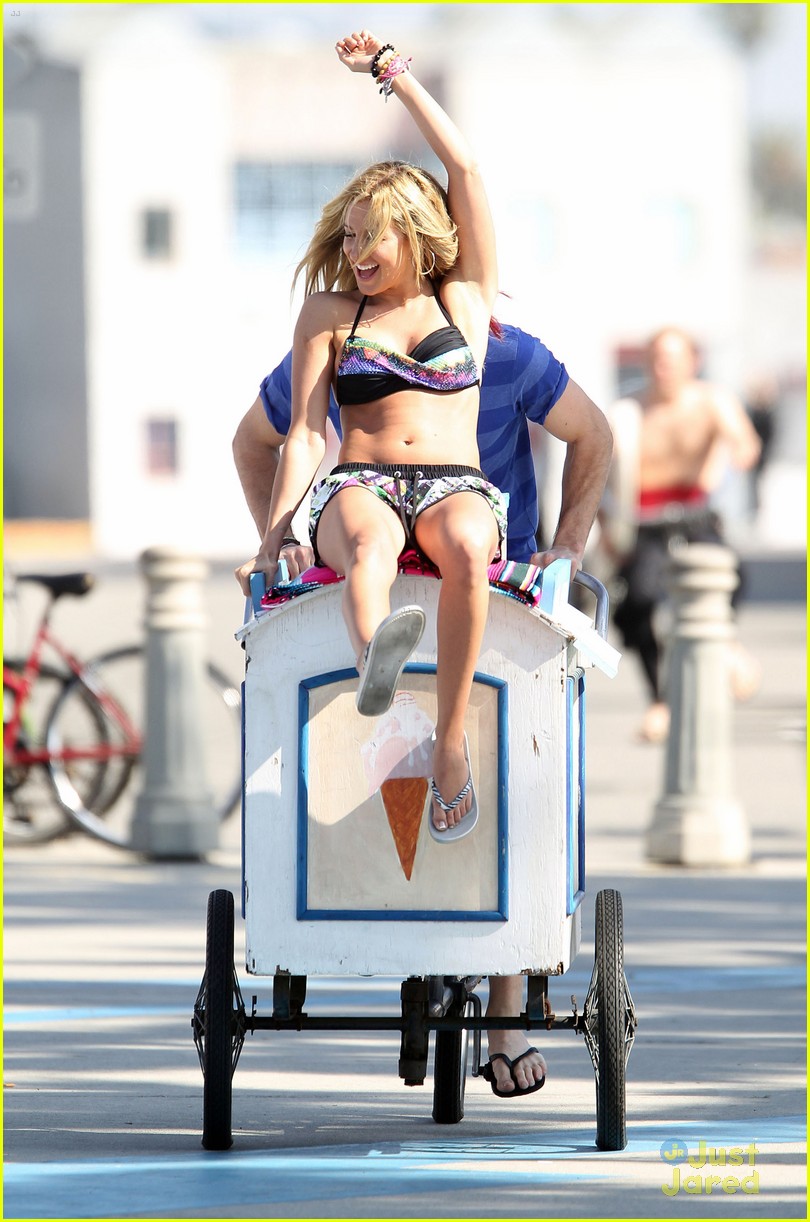 Ashley Tisdale & Sarah Hyland: Op Shoot!