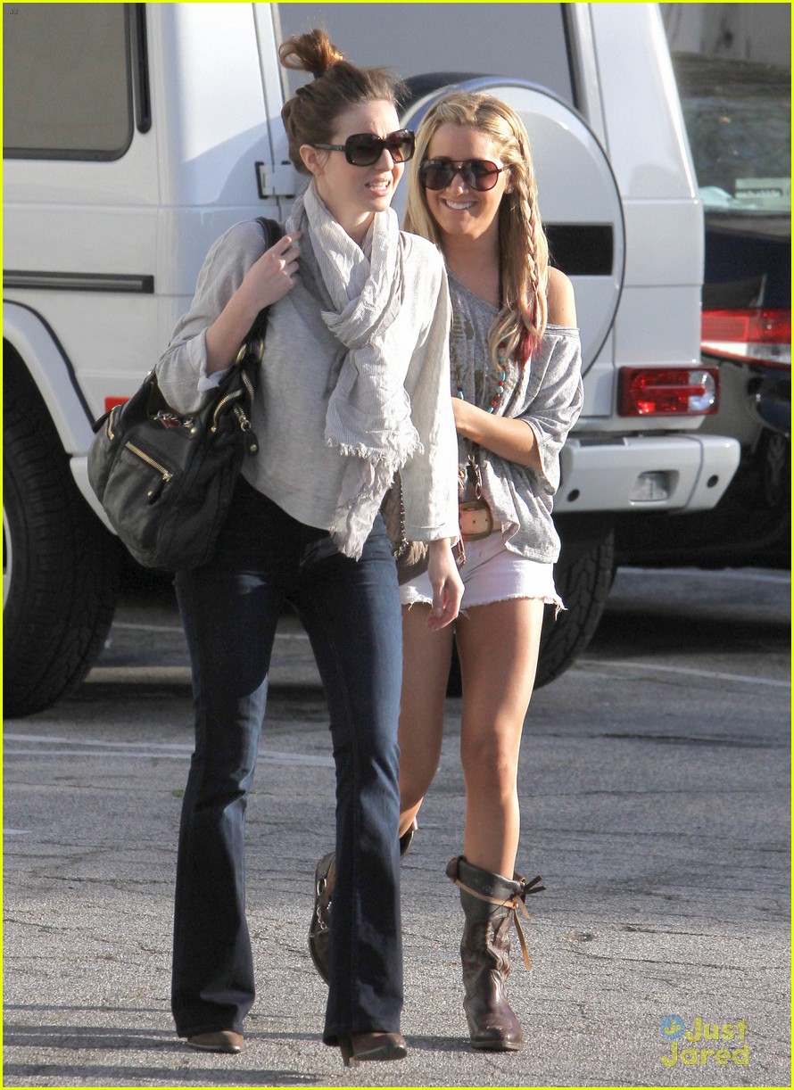 Ashley Tisdale: Lunch with a Gal Pal!