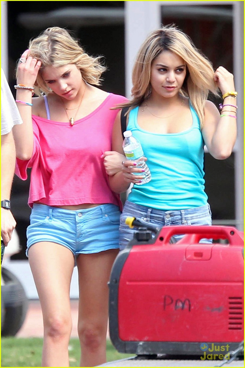 Vanessa Hudgens & Ashley Benson: Blonde 'Spring Breakers'