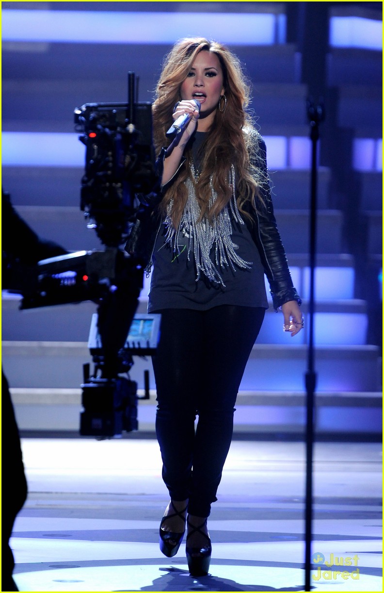 Demi Lovato: 'Give Your Heart A Break' on American Idol!