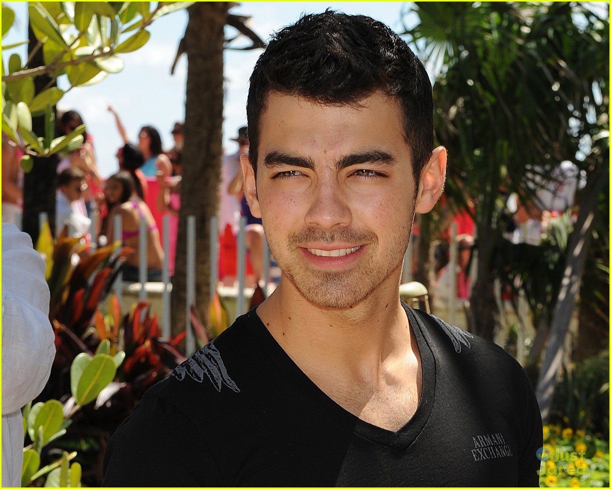 Joe Jonas: Victoria's Secret Spring Break Pool Party!