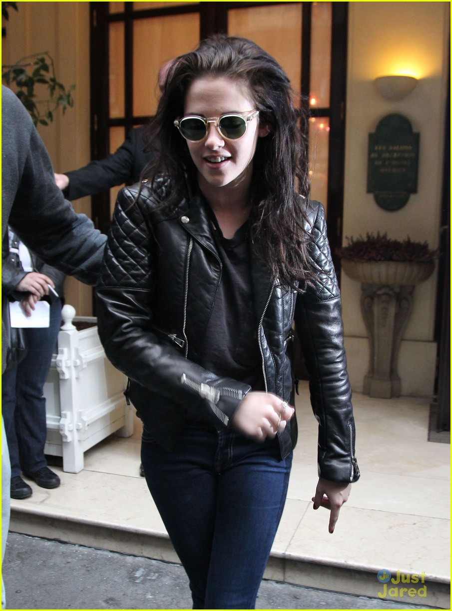 Kristen Stewart: Fan Pics in France!