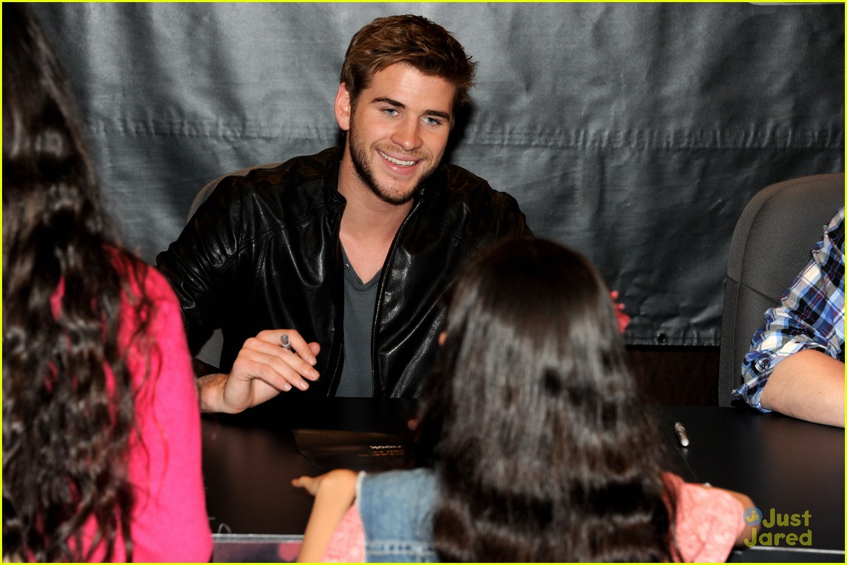 Liam Hemsworth: Barnes & Noble Signing
