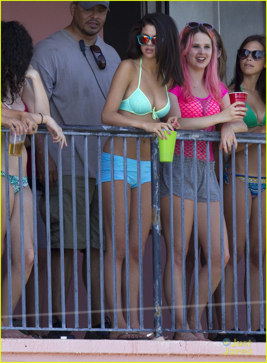 Selena Gomez: 'Spring Breakers' Balcony Bash!