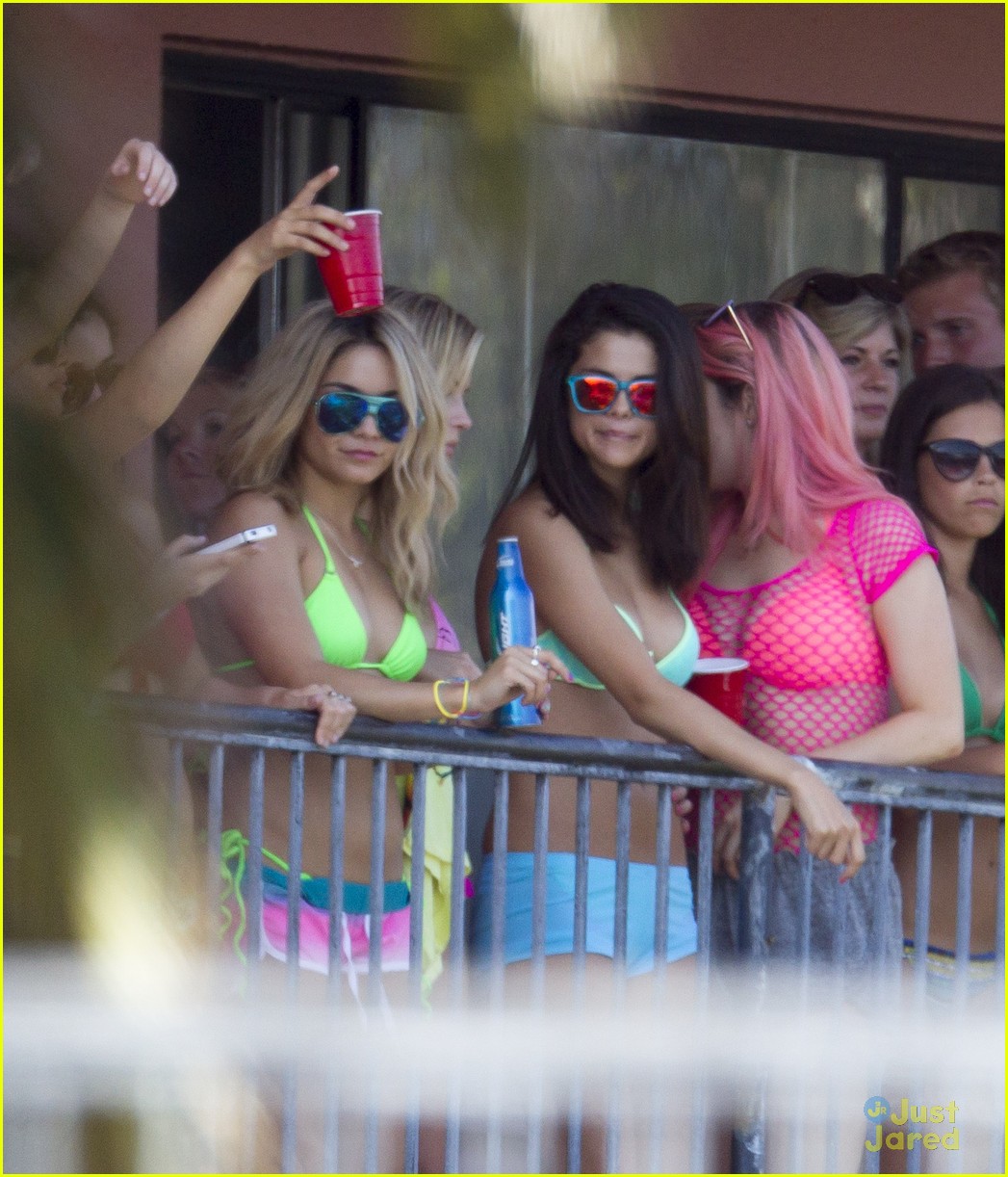 Selena Gomez: 'Spring Breakers' Balcony Bash!
