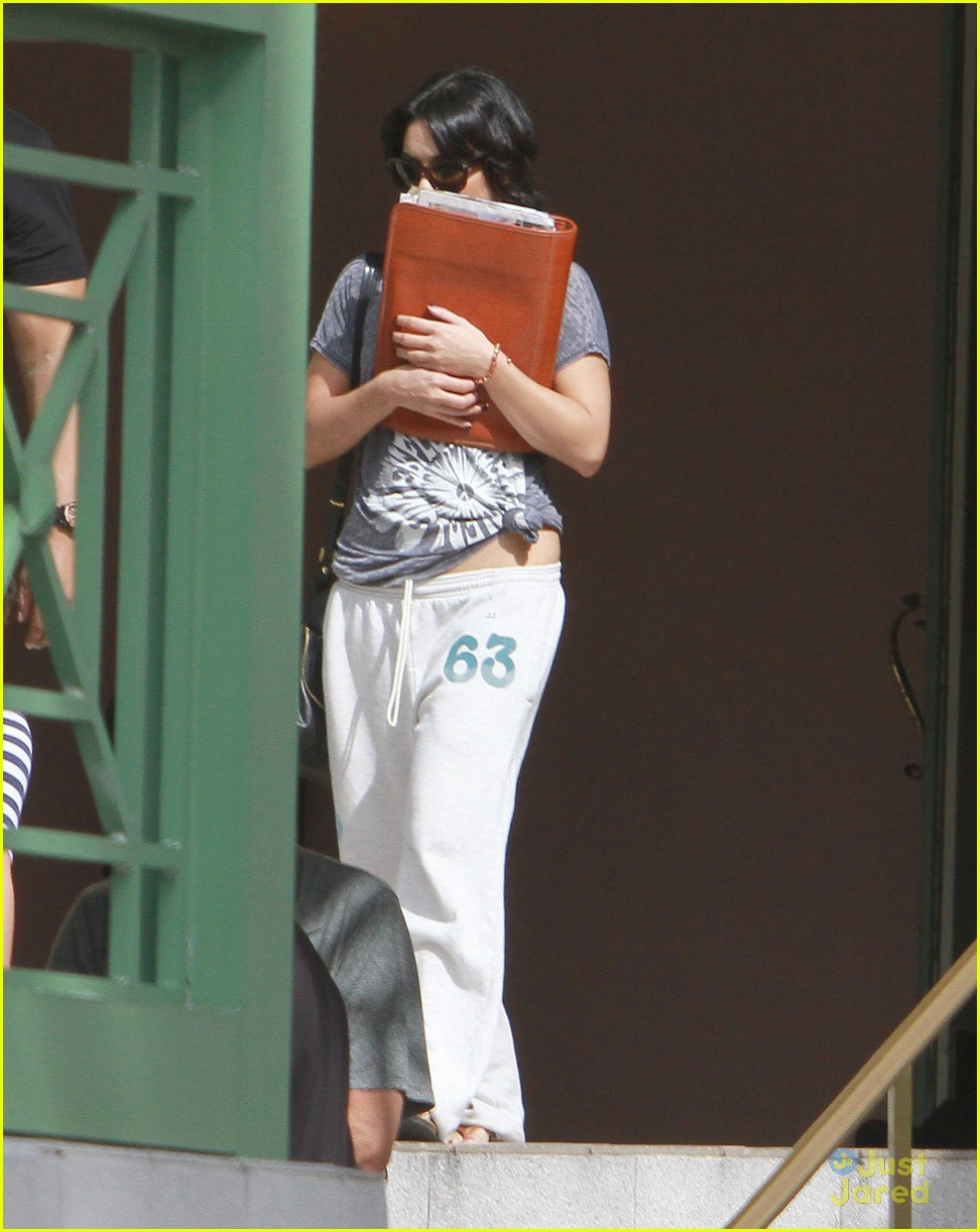 Selena Gomez Signs Get Well Card for Fan's Girlfriend
