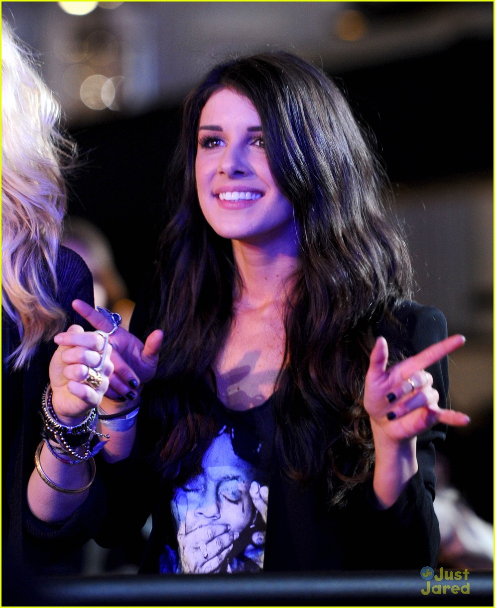 Shenae Grimes: Obsessed with Elizabeth Olsen