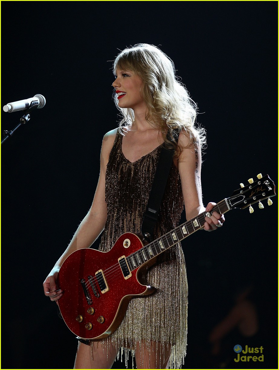 Taylor Swift: Perth Concert Cutie!