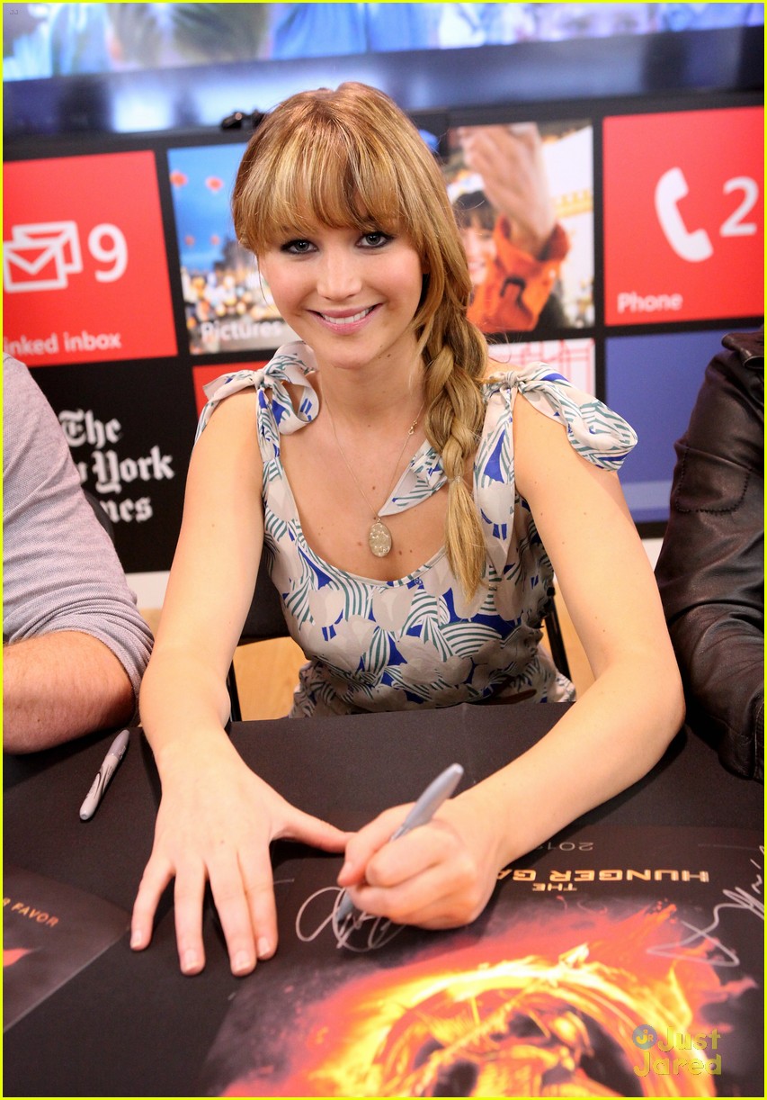Jennifer, Liam & Josh: The Hunger Games Mall Tour Kick-Off!