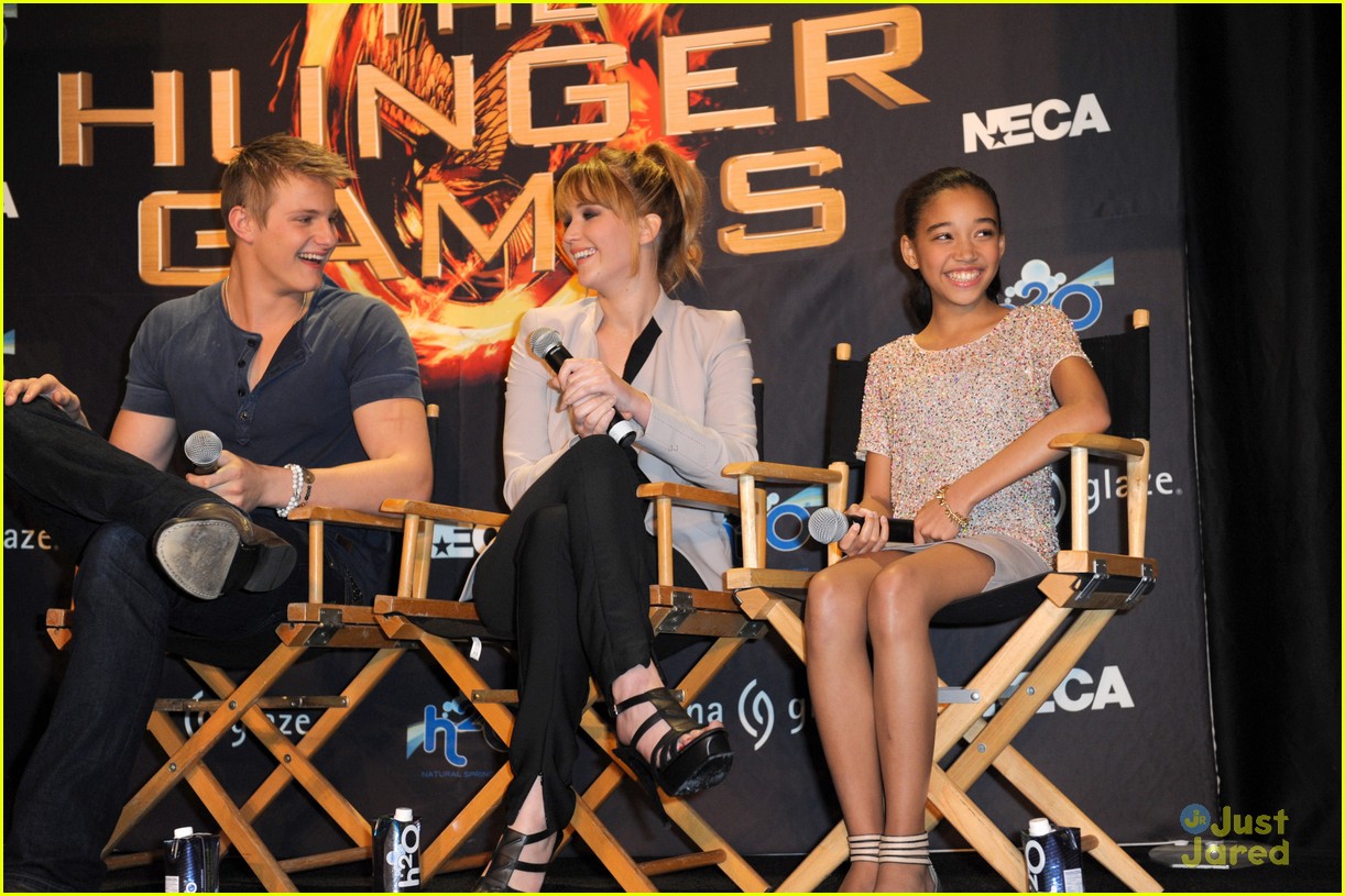 Jennifer Lawrence & Alexander Ludwig: Miami Mall Stop!