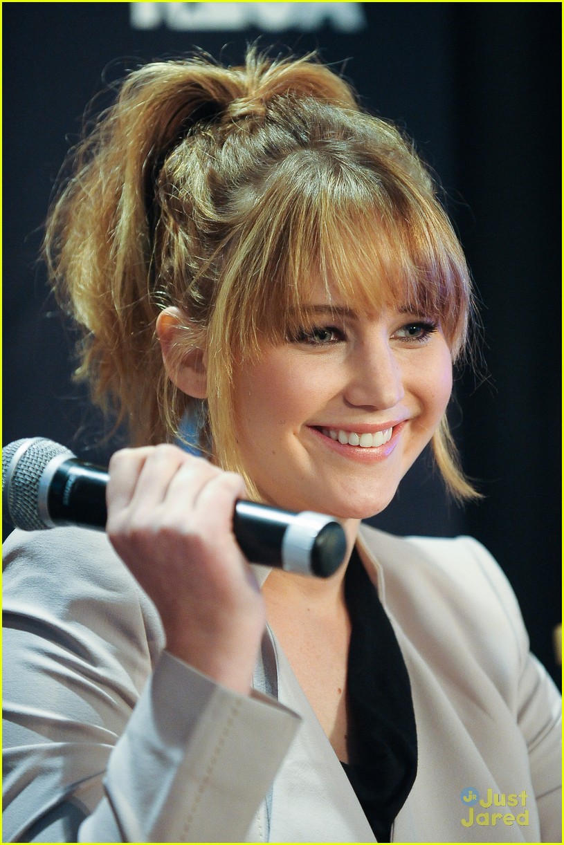 Jennifer Lawrence & Alexander Ludwig: Miami Mall Stop!