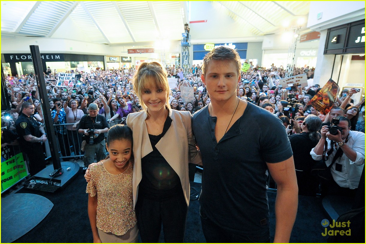 Jennifer Lawrence & Alexander Ludwig: Miami Mall Stop!
