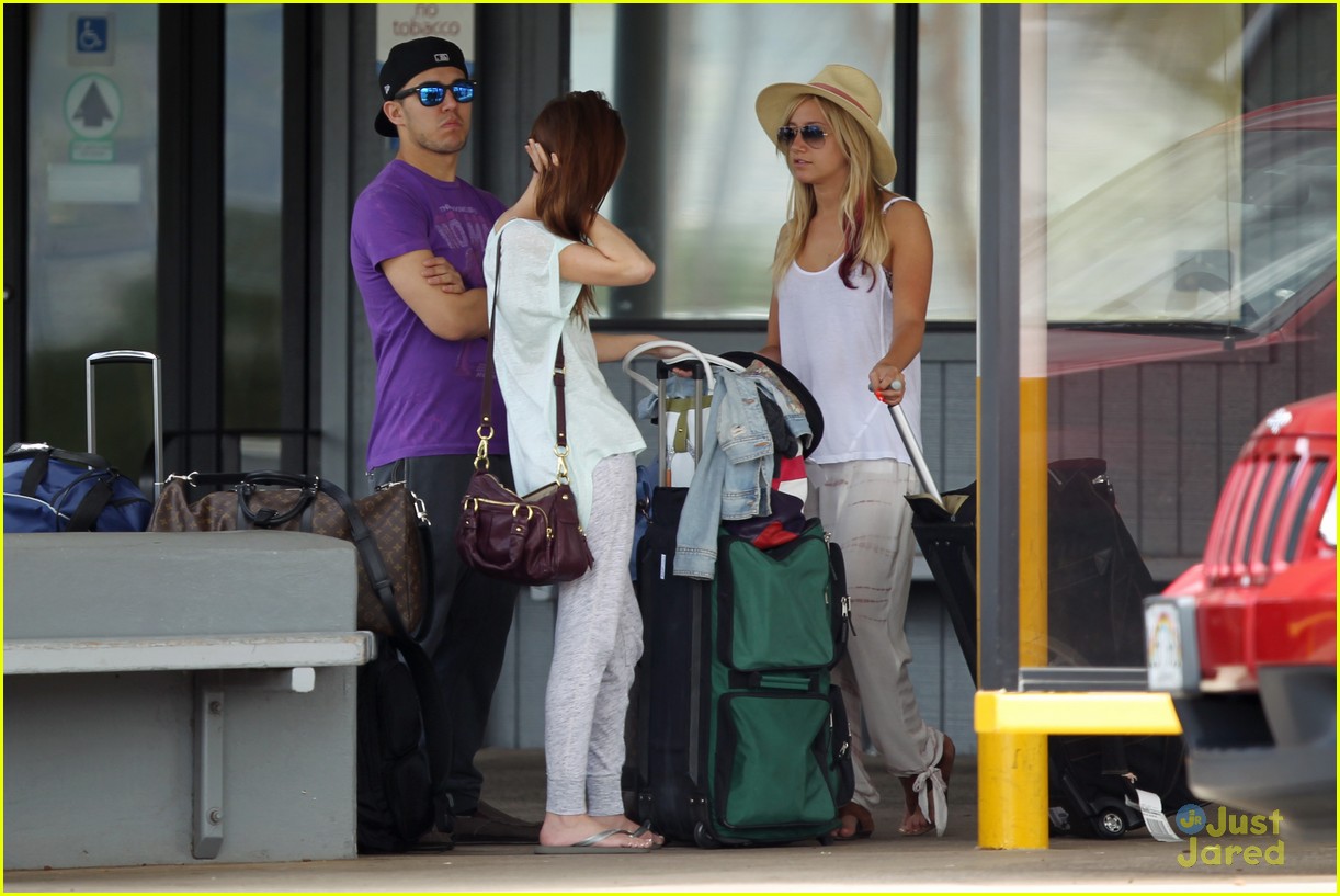 Ashley Tisdale: Hawaii Vacation with Carlos Pena & Samantha Droke!