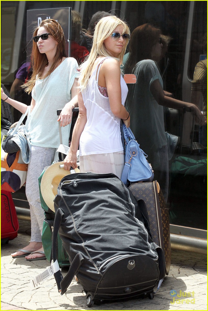Ashley Tisdale: Hawaii Vacation with Carlos Pena & Samantha Droke!