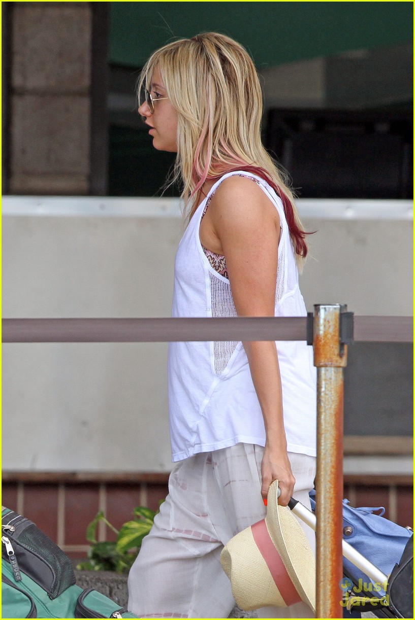 Ashley Tisdale: Hawaii Vacation with Carlos Pena & Samantha Droke!