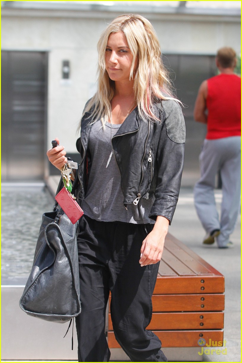 Ashley Tisdale: Lunchtime with Mikayla!