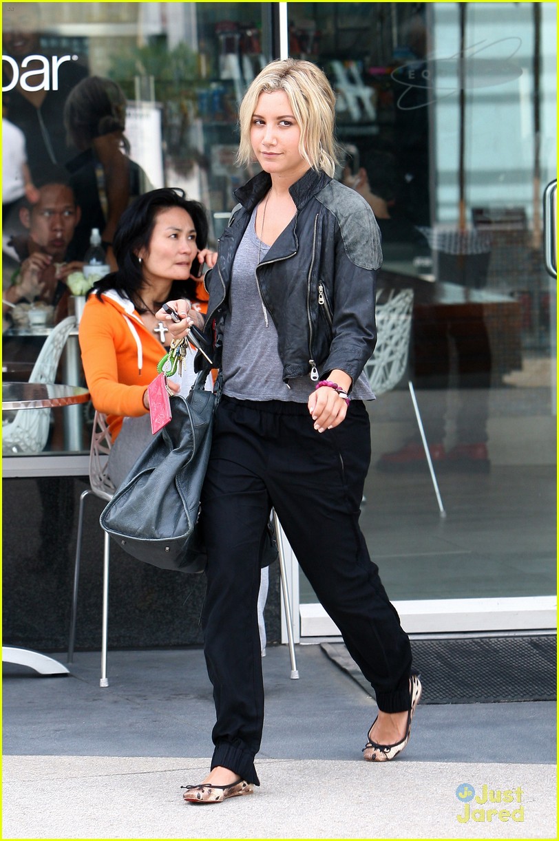 Ashley Tisdale: Lunchtime with Mikayla!