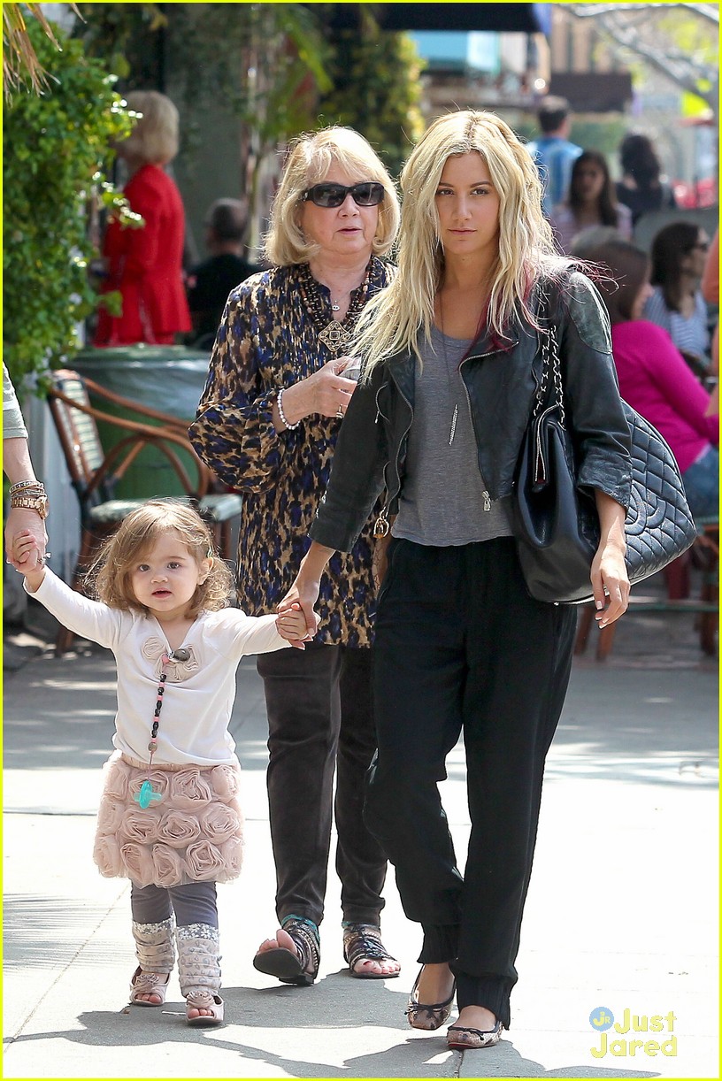 Ashley Tisdale: Lunchtime with Mikayla!