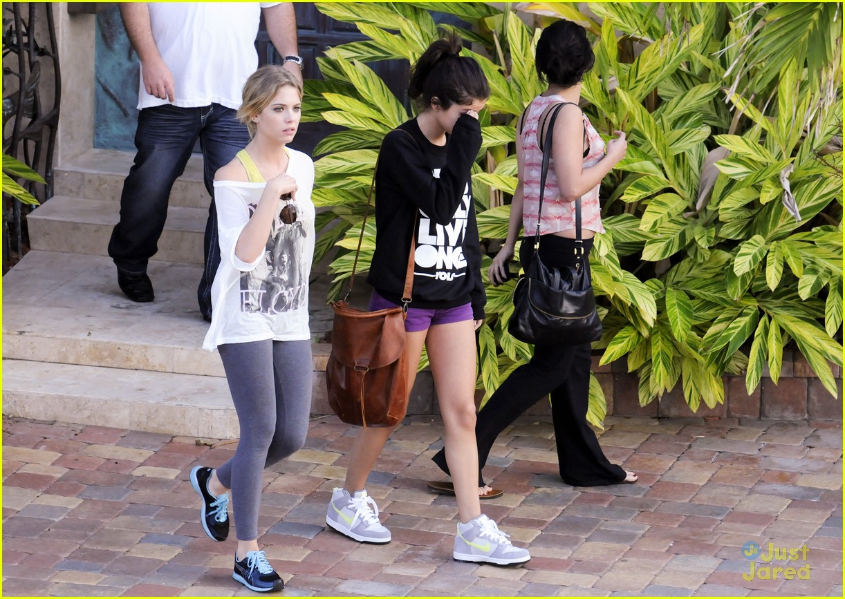 Vanessa, Selena & Ashley: Off to 'Spring Breakers' Set