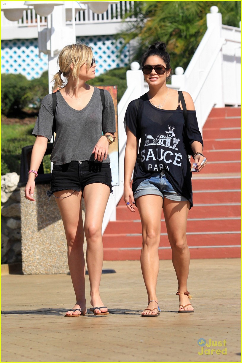 Vanessa Hudgens & Ashley Benson: Splish Splash!