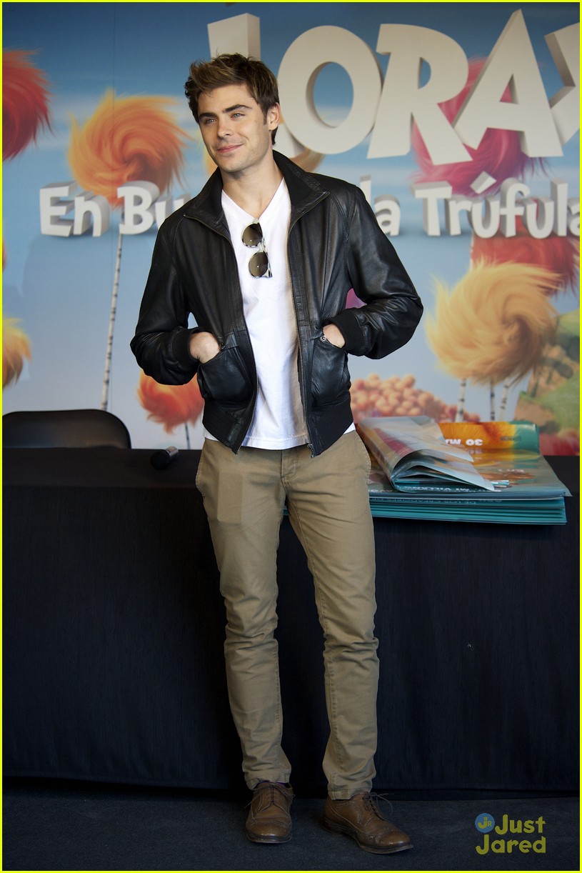 Zac Efron Roams Into Rome