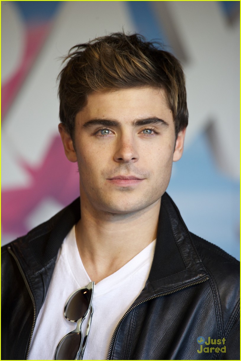 Zac Efron Roams Into Rome