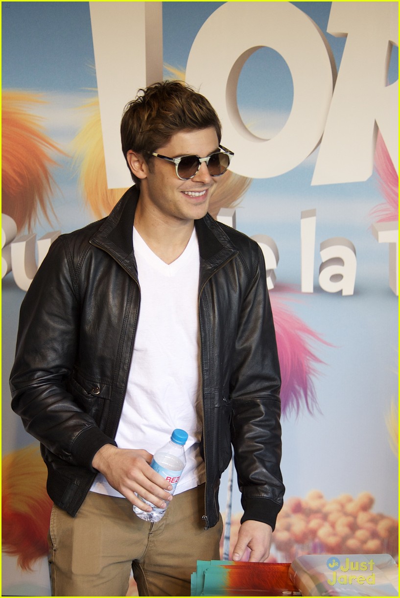 Zac Efron Roams Into Rome