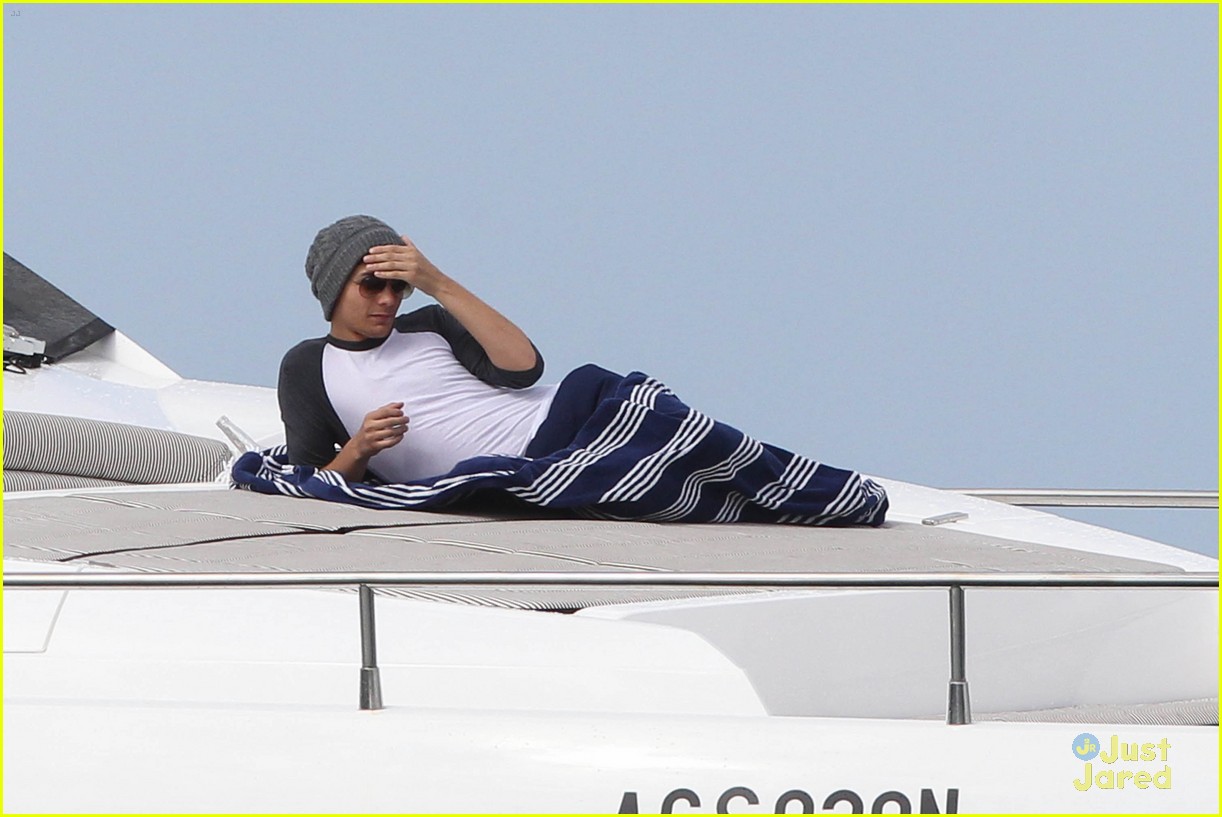 One Direction Dive Into Sydney Harbor!