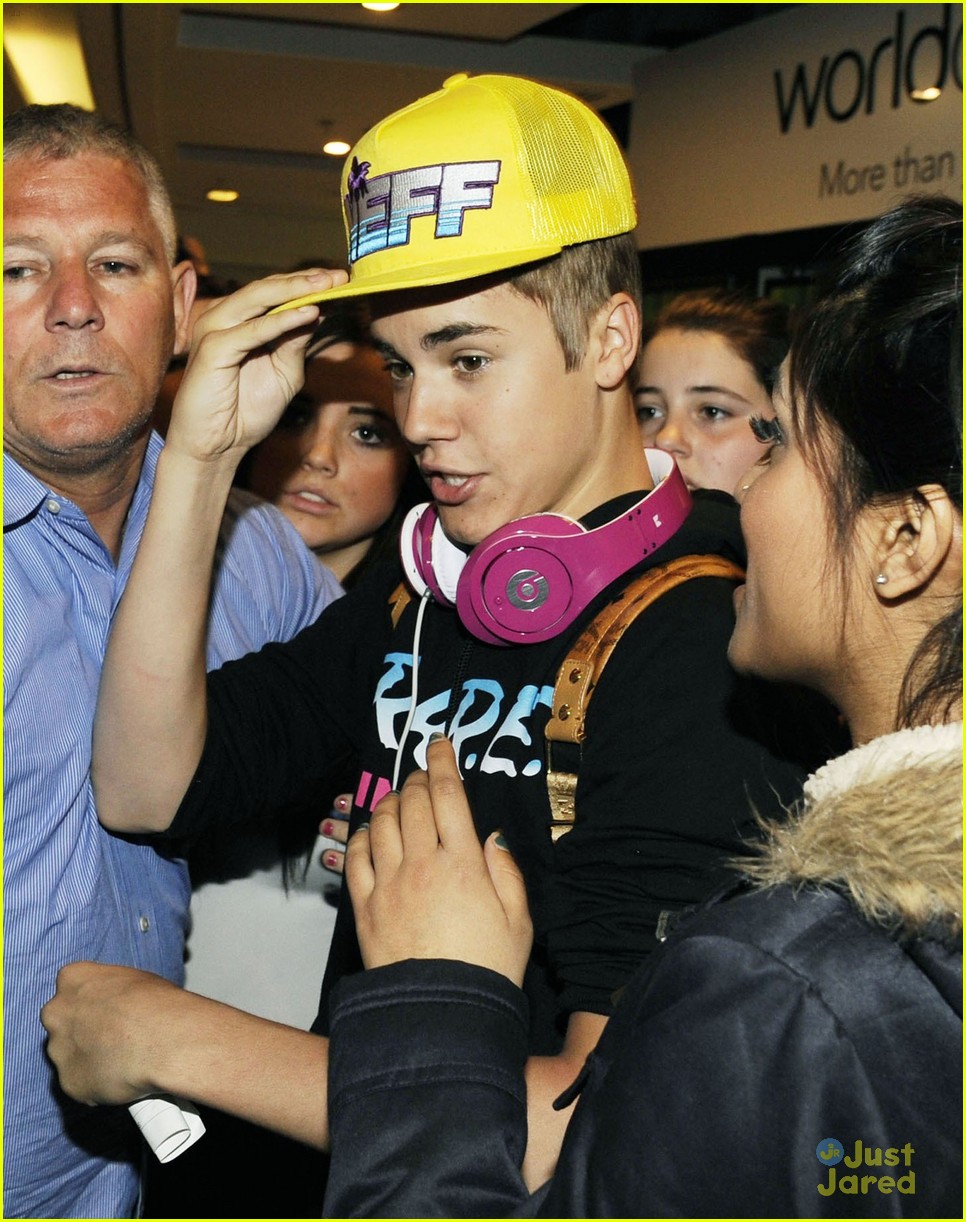 Justin Bieber Climbs Walls for Fans in London