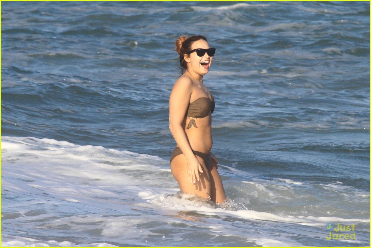 Demi Lovato: Brazil Beach Day!
