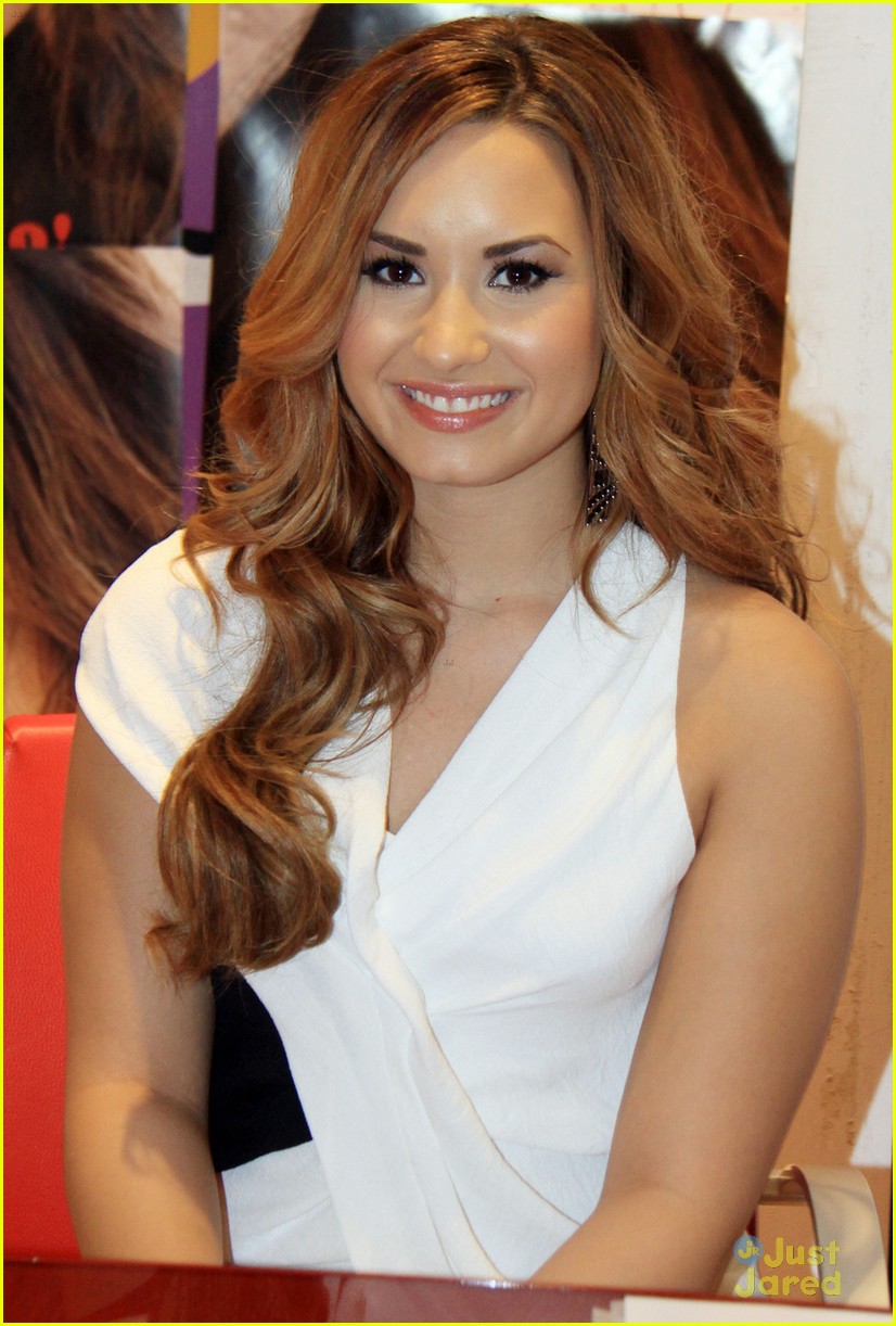Demi Lovato: Milan Meet & Greet!