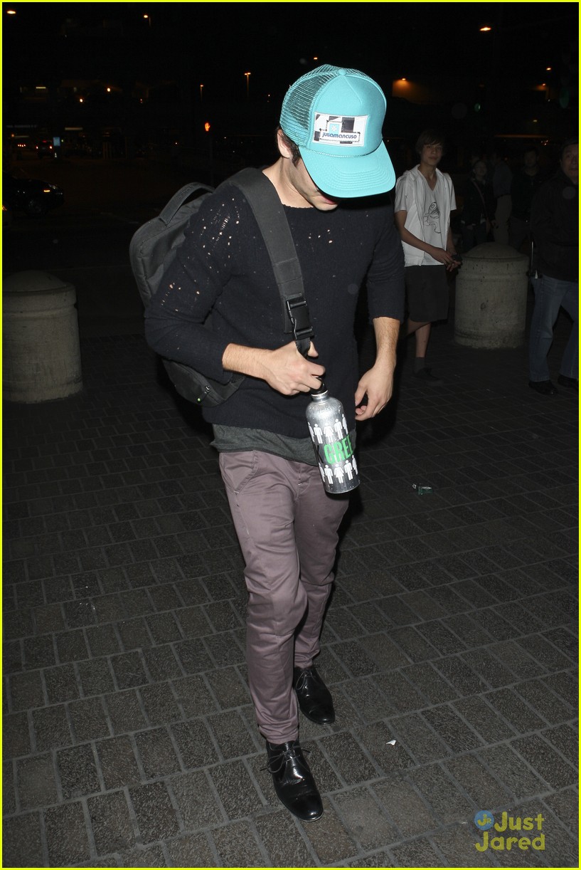 Zac Efron: Cool Shades At LAX!
