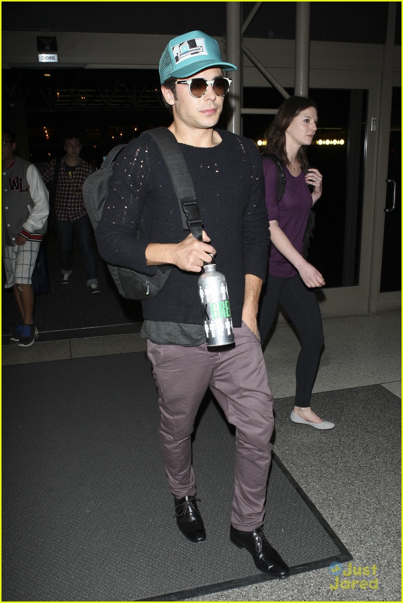 Zac Efron: Cool Shades At LAX!