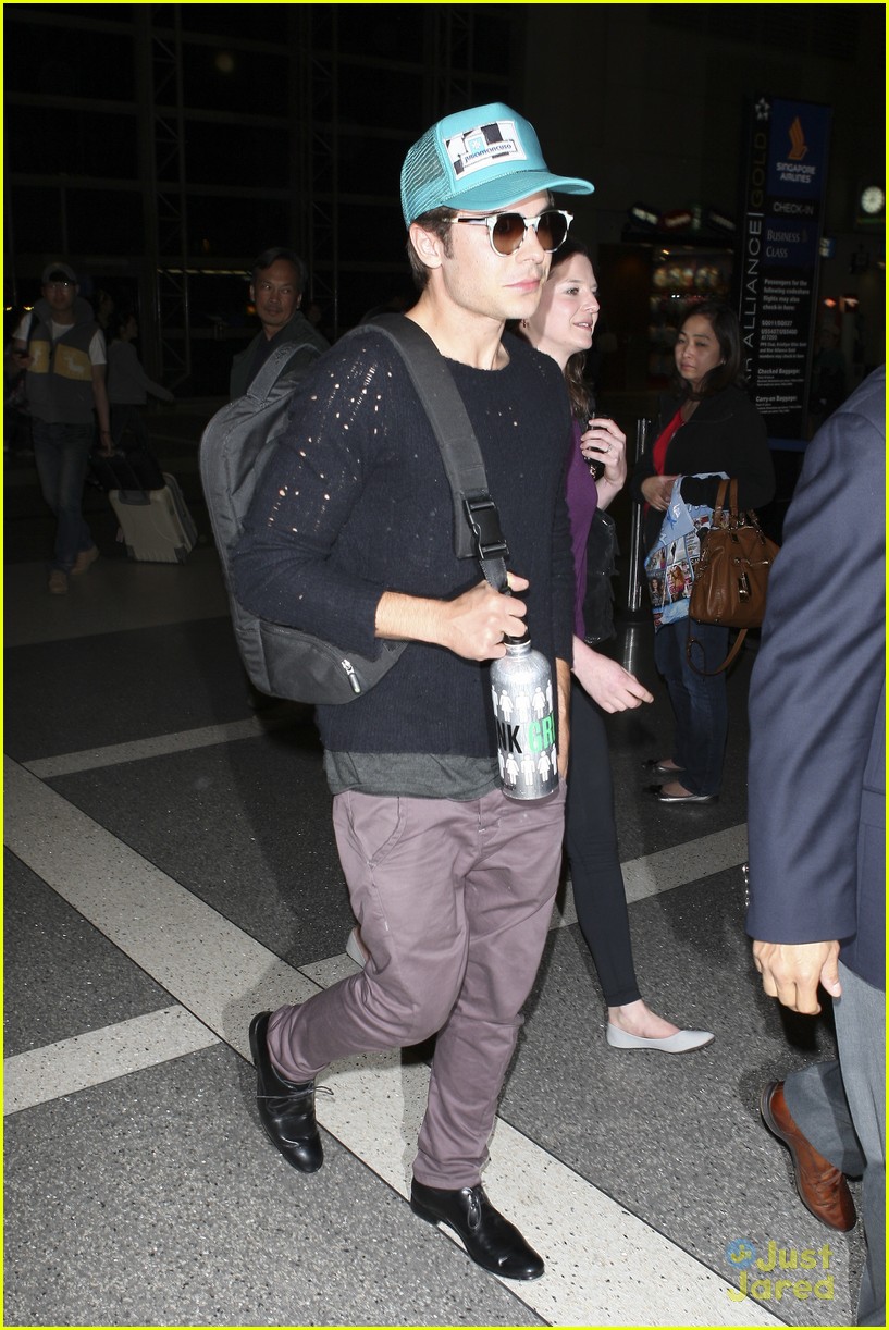 Zac Efron: Cool Shades At LAX!