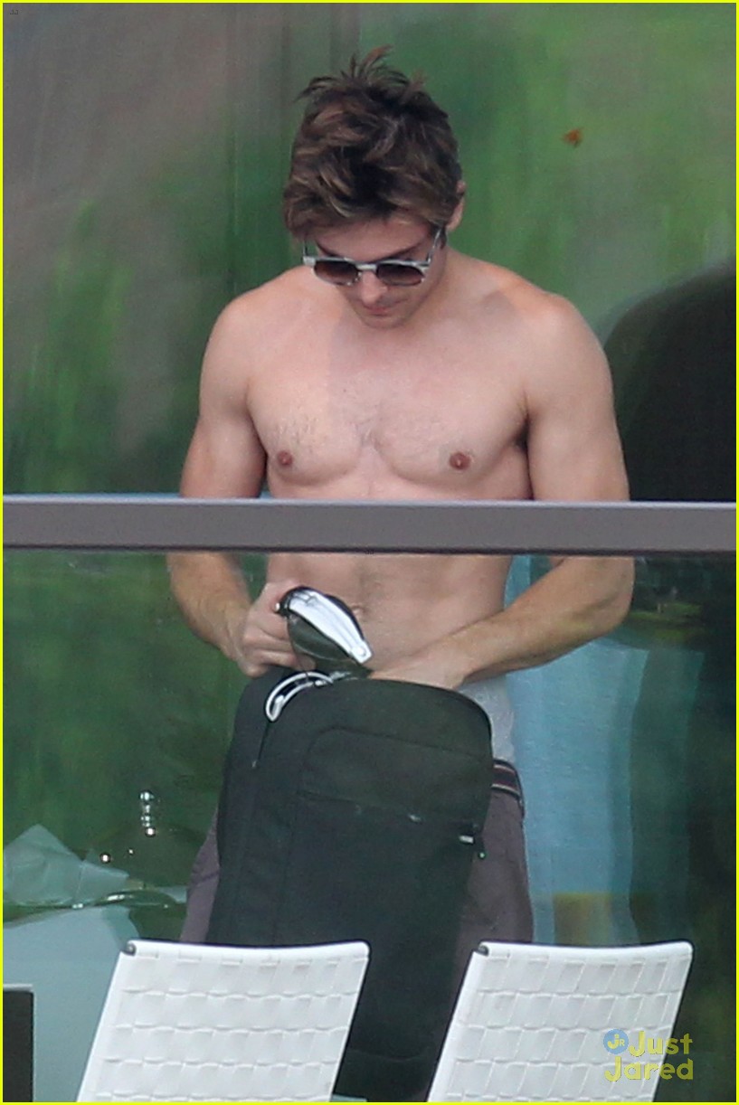 Zac Efron: Shirtless at Sydney Hotel!