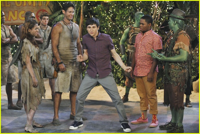 Jennifer Stone & Doug Brochu 'Make Dirt, Not War' on Pair of Kings -- EXCLUSIVE!