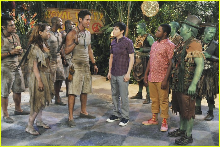 Jennifer Stone & Doug Brochu 'Make Dirt, Not War' on Pair of Kings -- EXCLUSIVE!