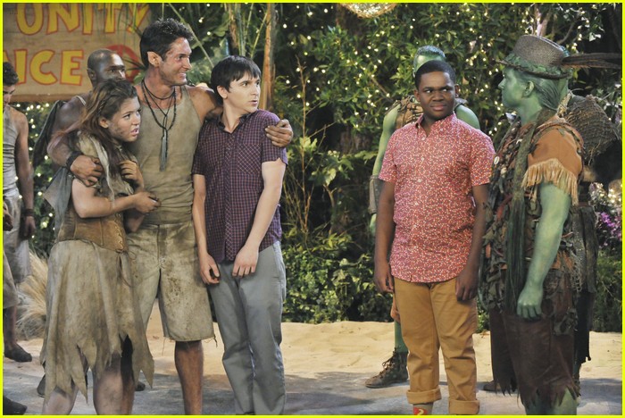 Jennifer Stone & Doug Brochu 'Make Dirt, Not War' on Pair of Kings -- EXCLUSIVE!