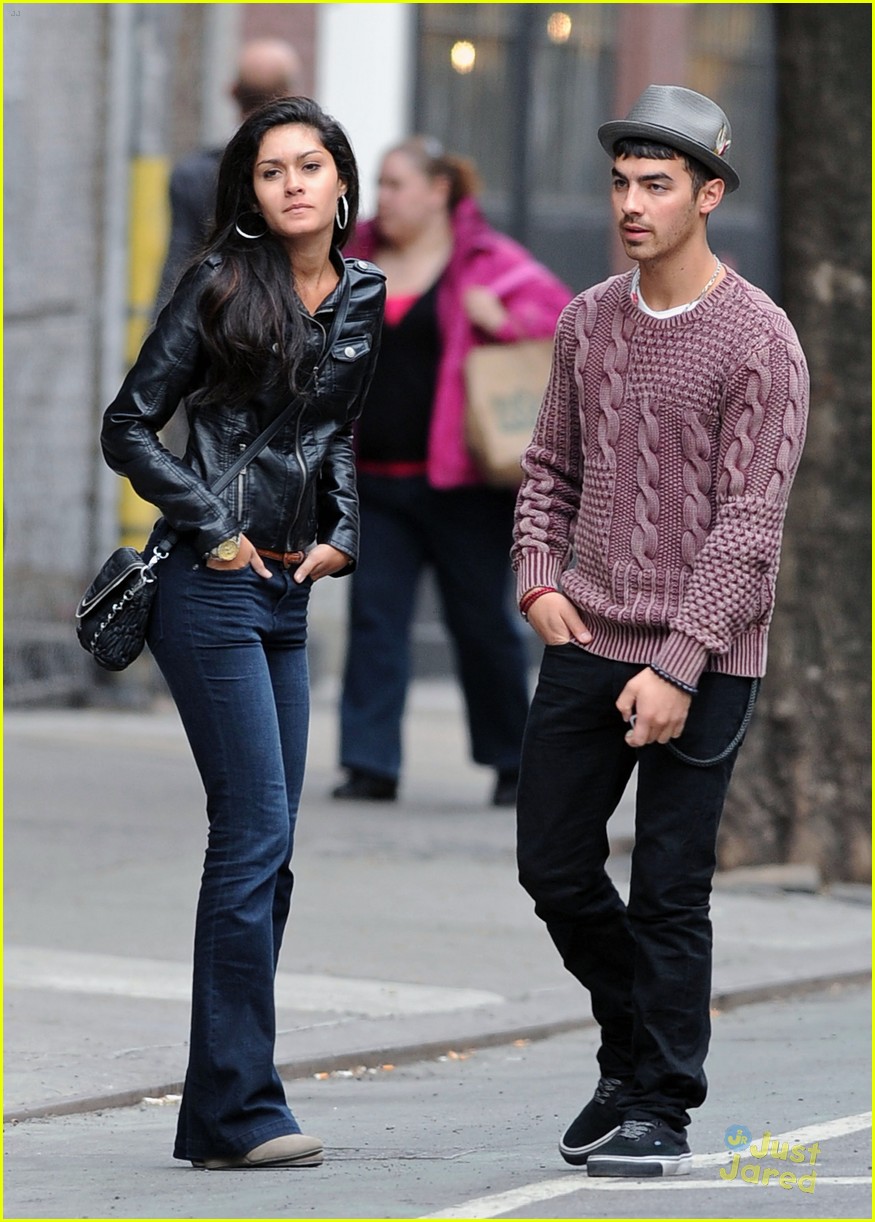 Joe Jonas: Soho Stroll Stud