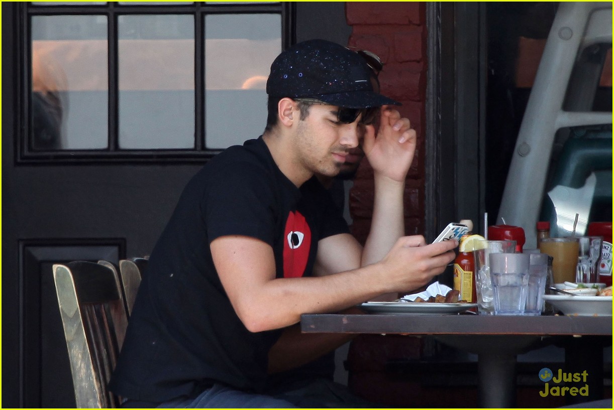 Joe Jonas: Lunch Time in Los Angeles
