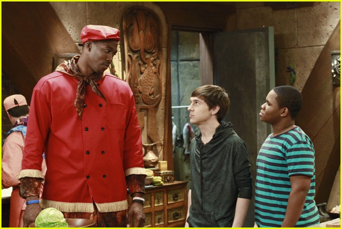 Dwight Howard Guest Stars on 'Pair of Kings'