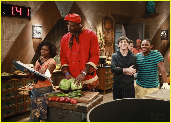 Dwight Howard Guest Stars on 'Pair of Kings'