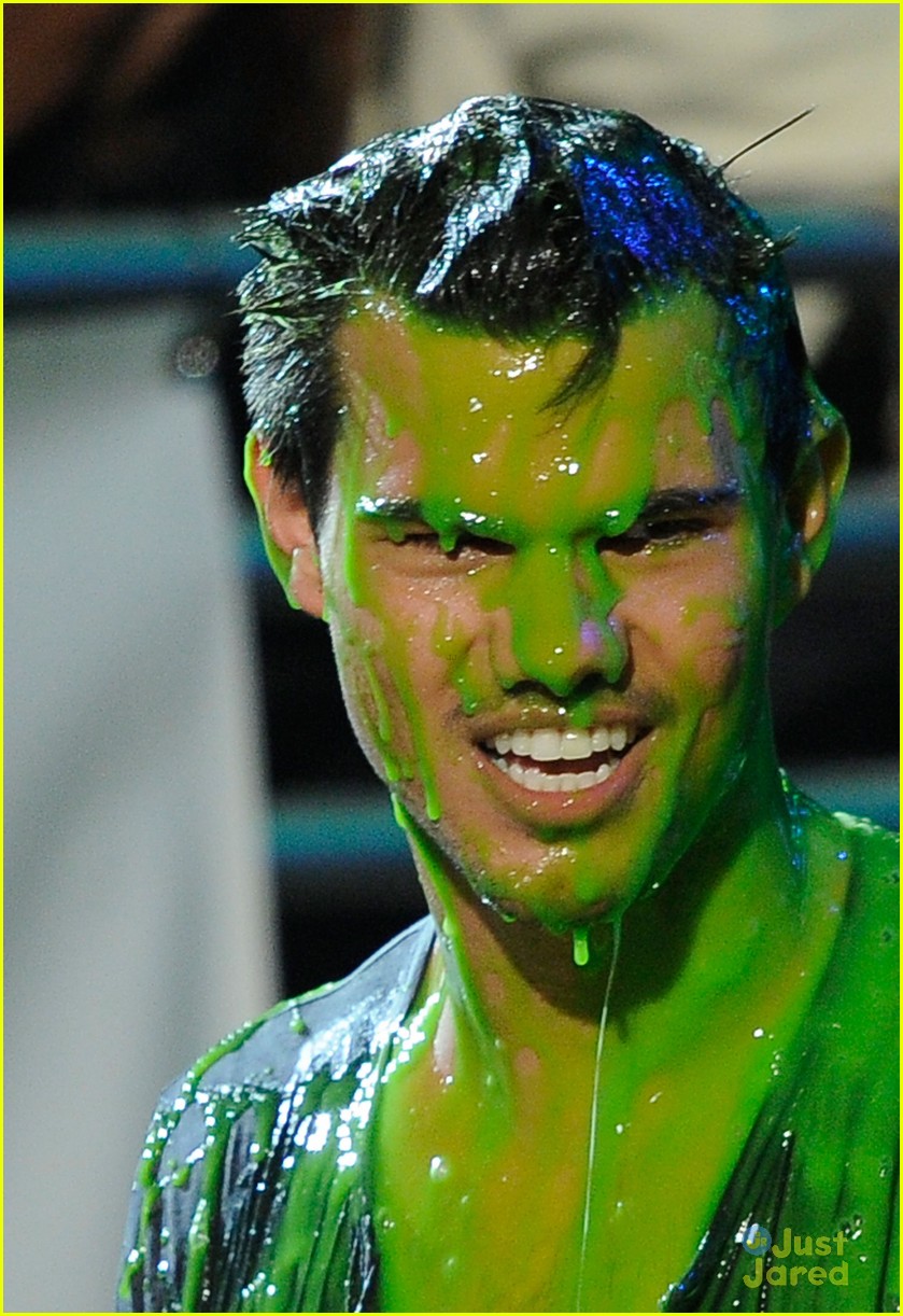 Taylor Lautner: Slimed at Kids Choice Awards 2012!