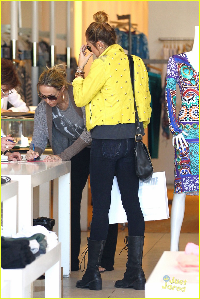 Miley Cyrus: Shopping at 'Theodore' with Mom Tish