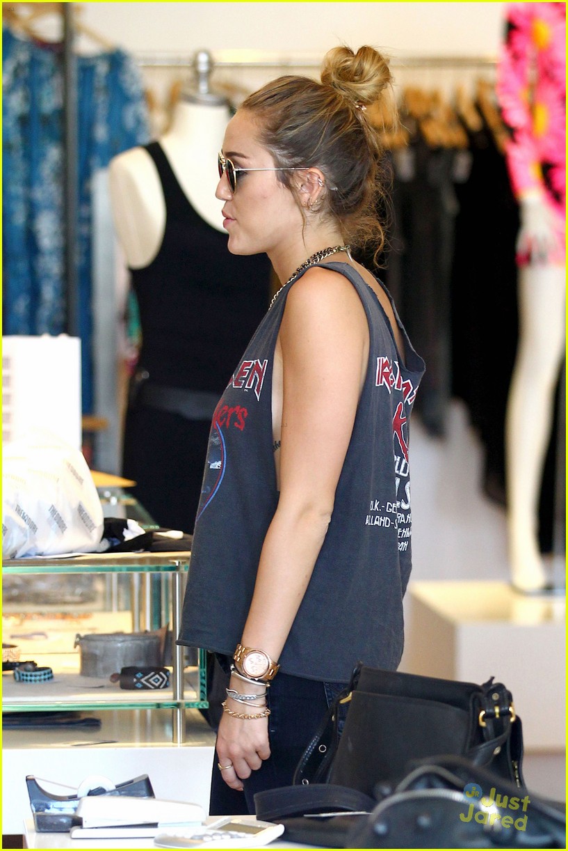 Miley Cyrus: Shopping at 'Theodore' with Mom Tish